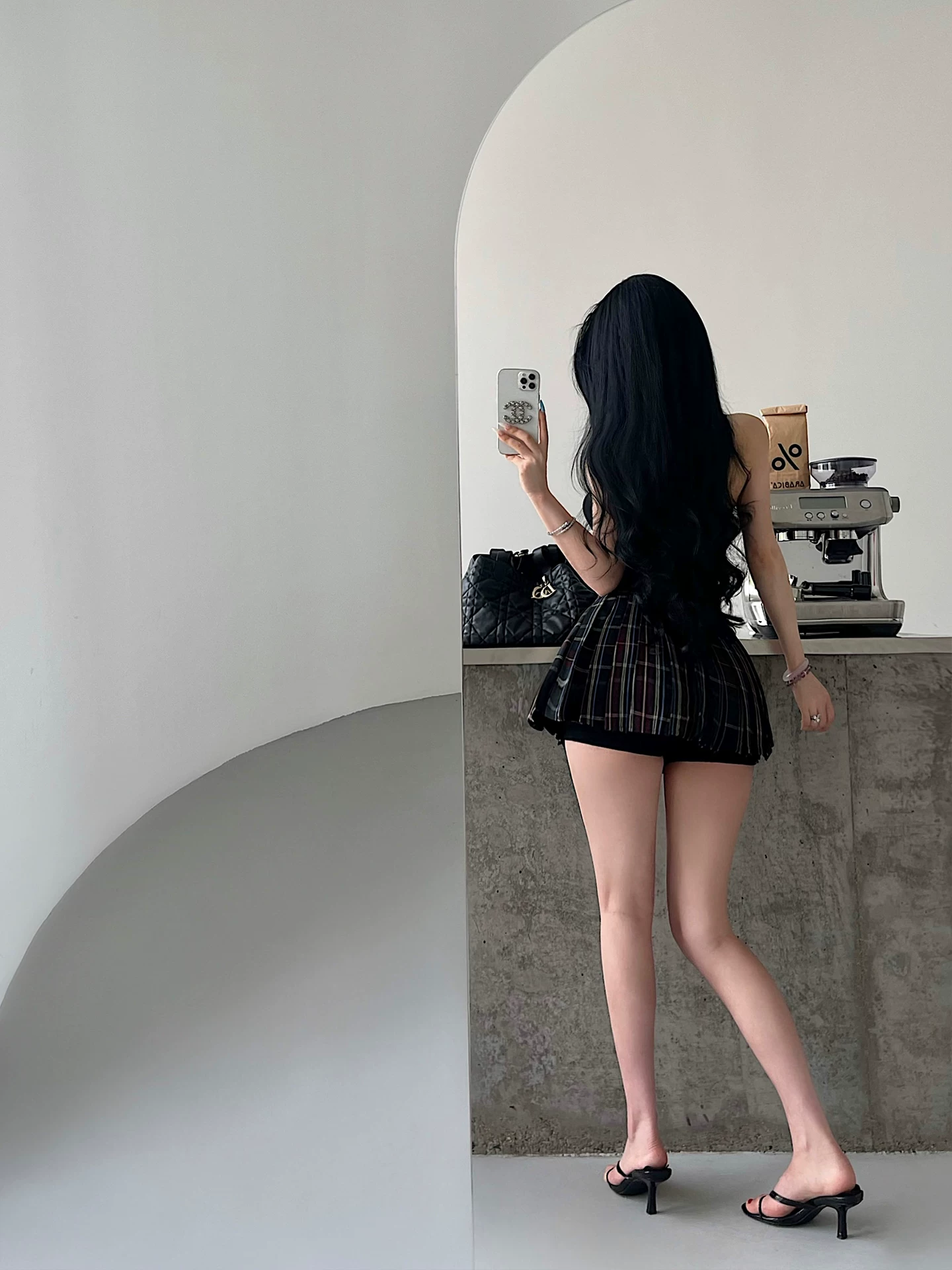 YoungGirlDay phong cách thuần khiết gợi cảm với áo dây buộc cổ có đệm ngực tích hợp và bộ váy ngắn xếp ly kẻ sọc cạp cao
