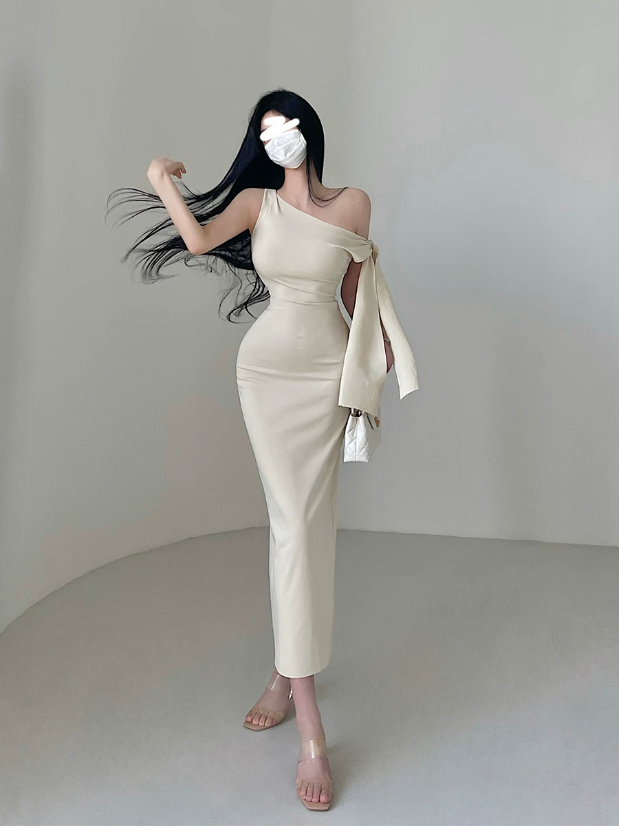 Váy lệch vai bất đối xứng cùng kiểu dáng của YoungGirlDay Kylie, có dây ruy băng, váy dài ôm sát gợi cảm.