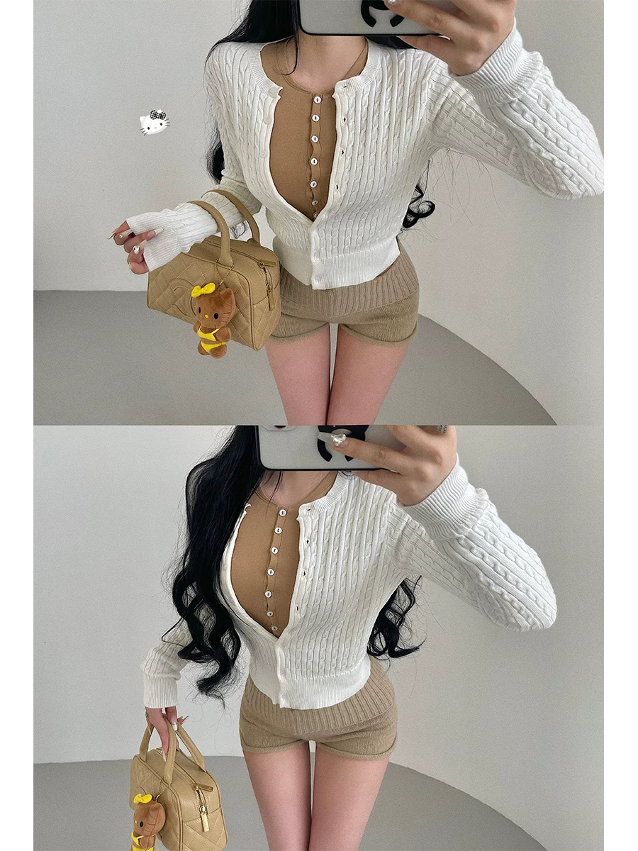Áo cardigan len dệt kim dáng ôm, cổ tròn, một hàng khuy, phong cách trẻ trung, gợi cảm dành cho nữ.