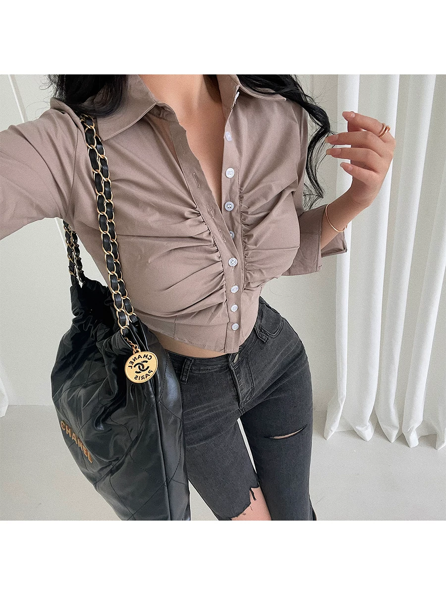 YoungGirlDay phong cách thuần khiết gợi cảm, áo sơ mi ngắn tay dài có cổ xếp ly, thắt eo, kiểu dáng gợi cảm.