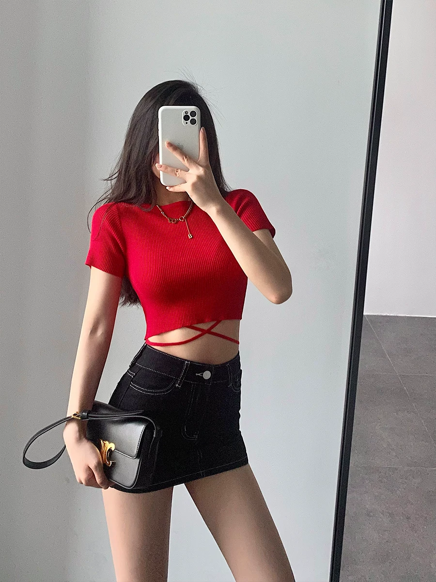 Áo thun ngắn tay dệt kim kiểu dáng ôm sát, buộc dây chéo, gợi cảm của YoungGirlDay.