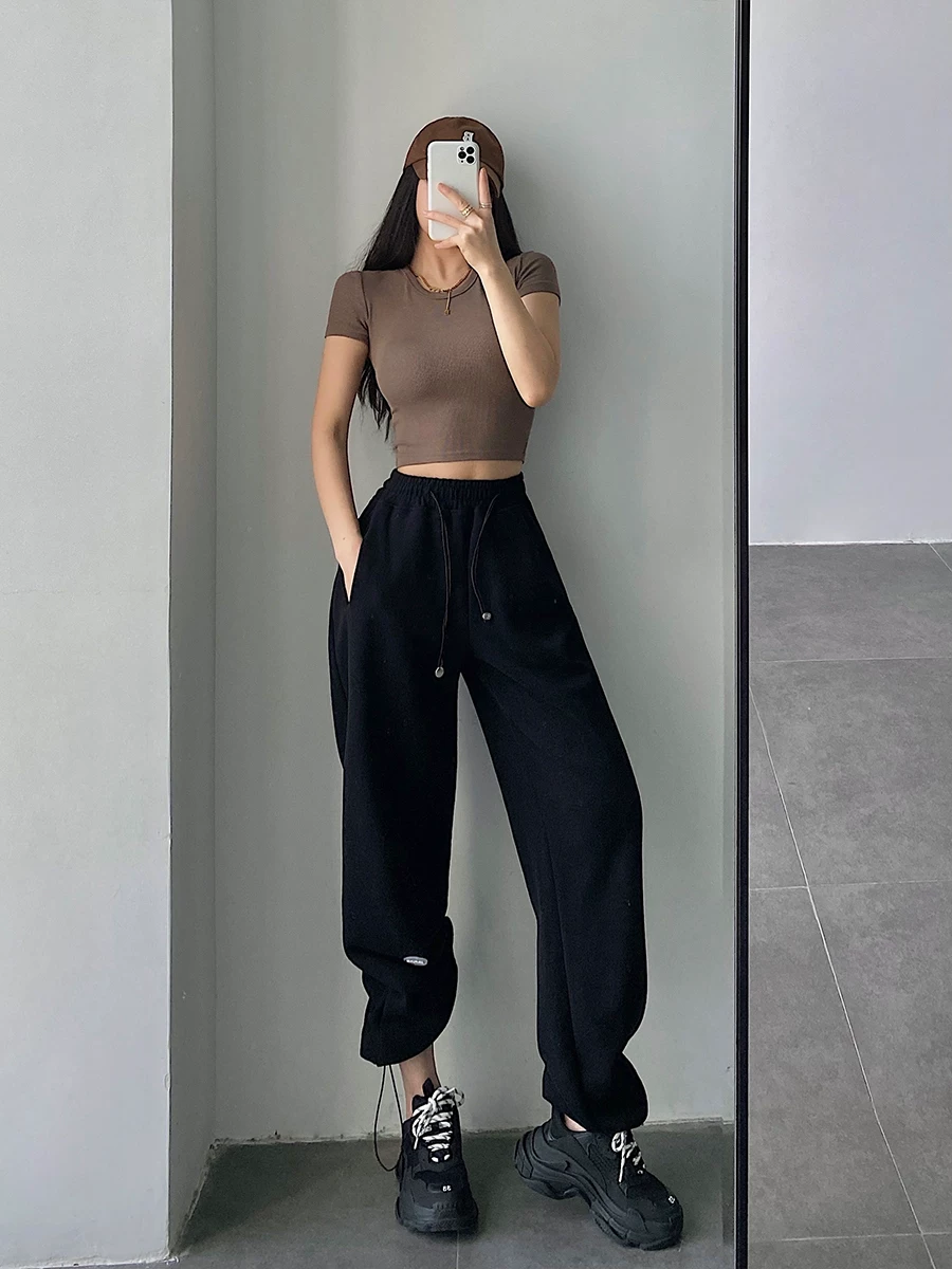 YoungGirlDay Quần jogger dây rút dáng rộng cạp cao phong cách đường phố châu Âu và Mỹ với quần thể thao thường ngày kiểu chắp vá.