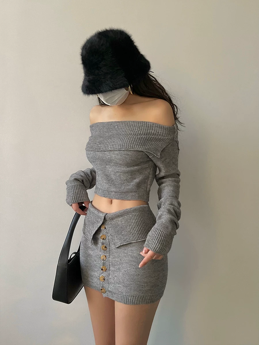 YoungGirlDay áo crop top dài tay một vai gợi cảm, váy ngắn ôm hông, bộ đồ dệt kim