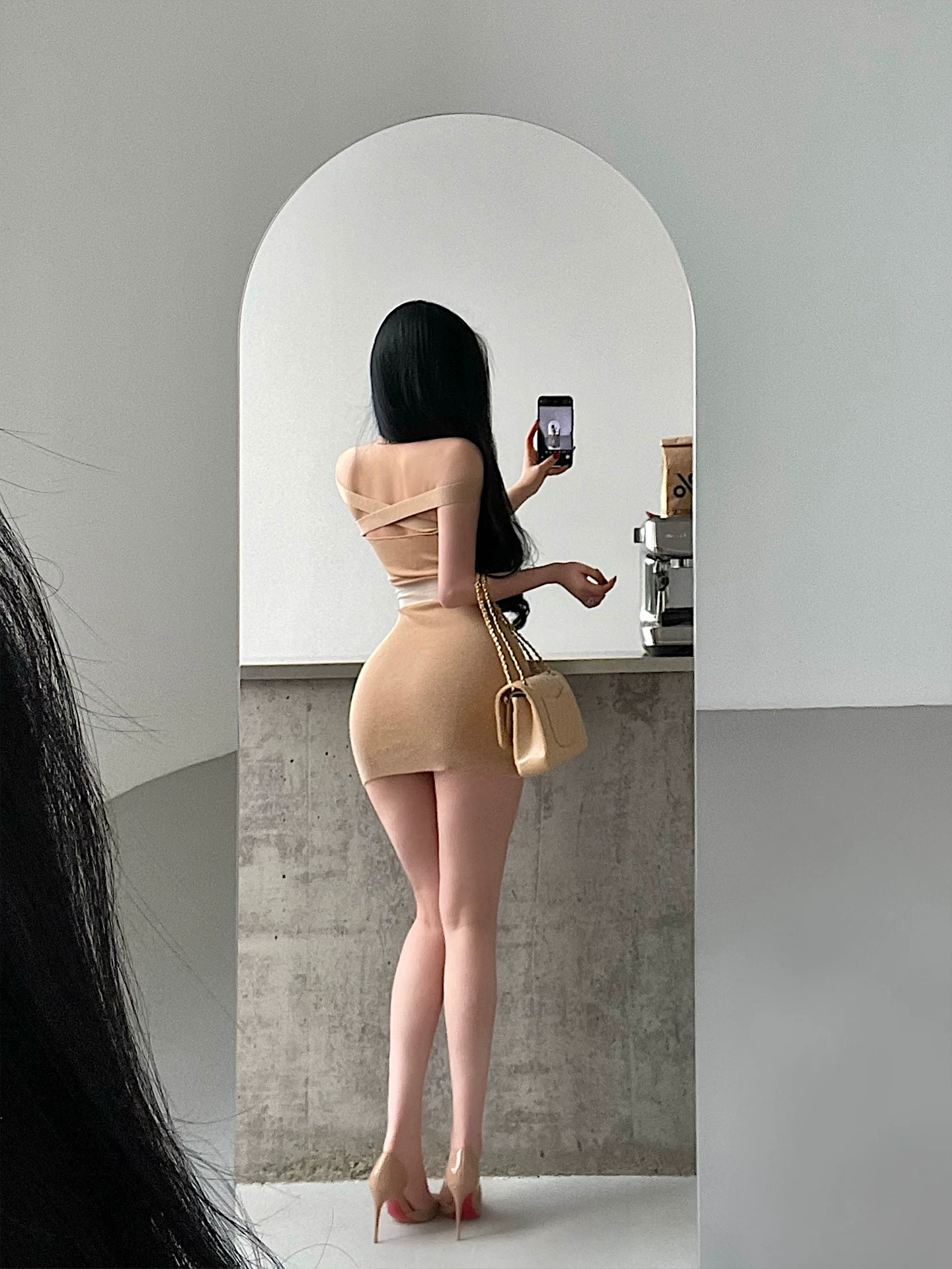 YoungGirlDay phong cách thuần khiết gợi cảm, váy ngắn ôm sát cơ thể, thiết kế khoét lỗ, phối màu, thắt eo, chất liệu dệt kim.