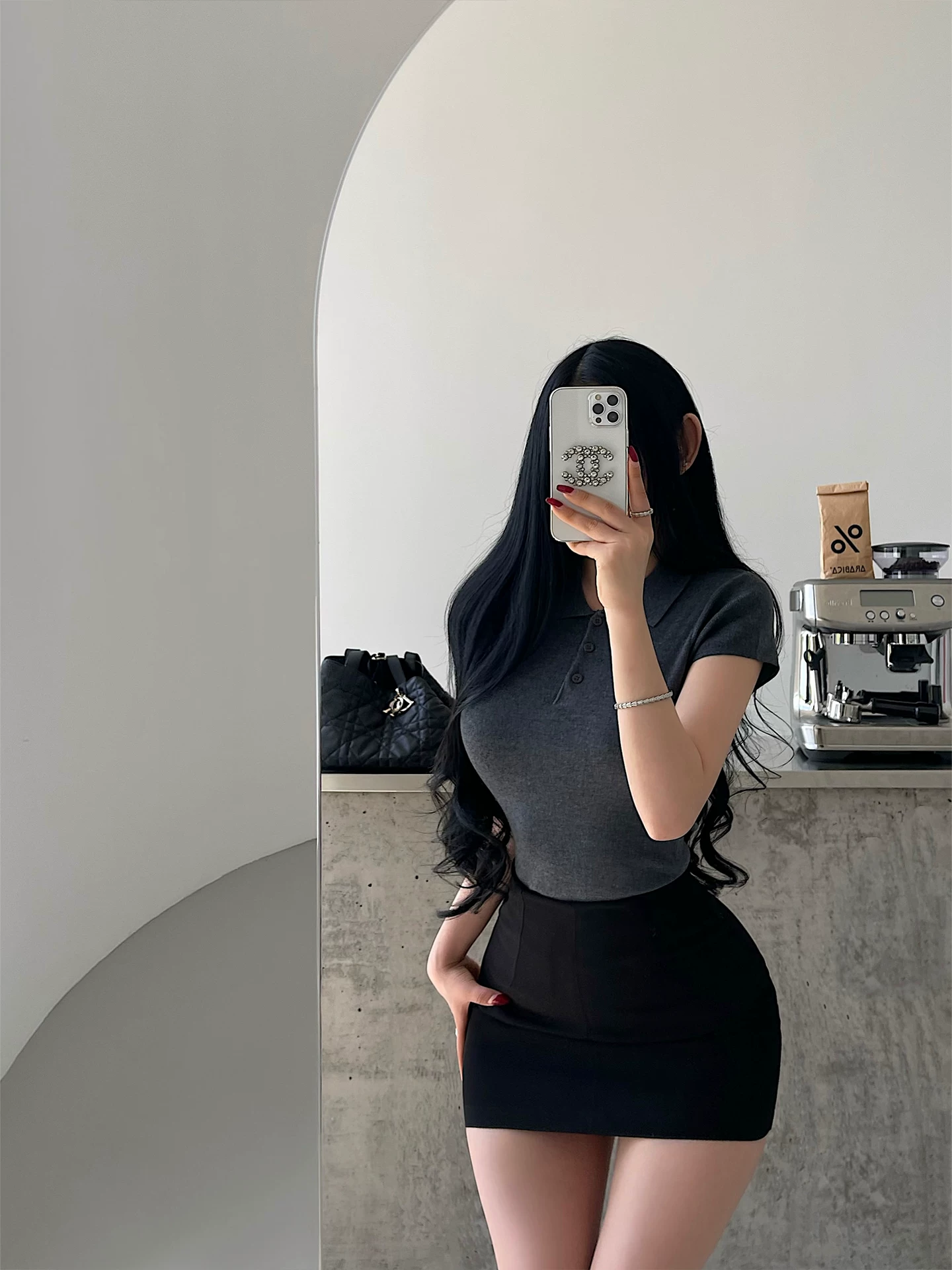 Áo thun dệt kim tay ngắn kiểu dáng cổ polo, ôm sát eo, tôn dáng, phong cách YoungGirlDay old money.