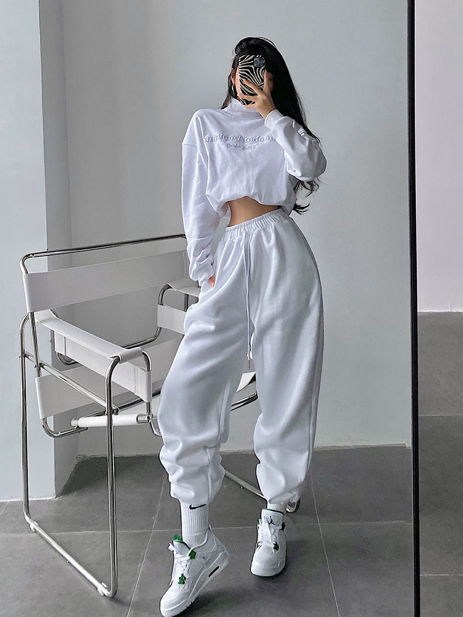 Áo len chui đầu ngắn thêu chữ phong cách đường phố châu Âu và Mỹ của YoungGirlDay có tác dụng thon gọn eo.