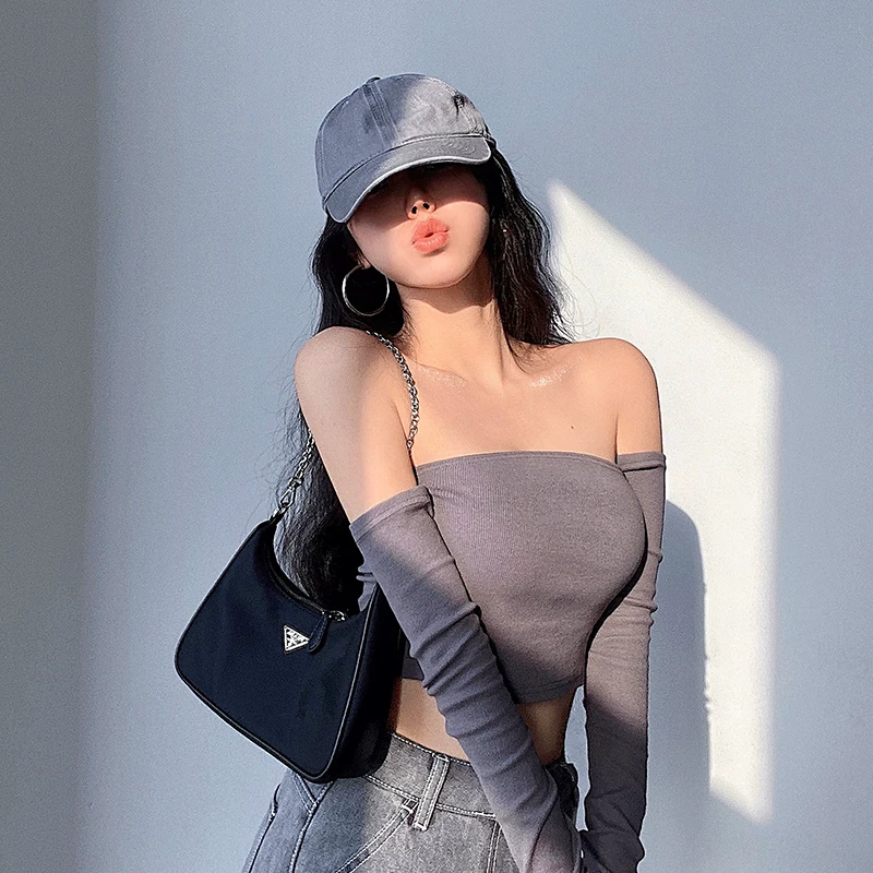 YoungGirlDay Áo crop top ngắn ôm sát vai gợi cảm phong cách Âu Mỹ với phần rốn lộ ra ngoài và áo thun dài tay.