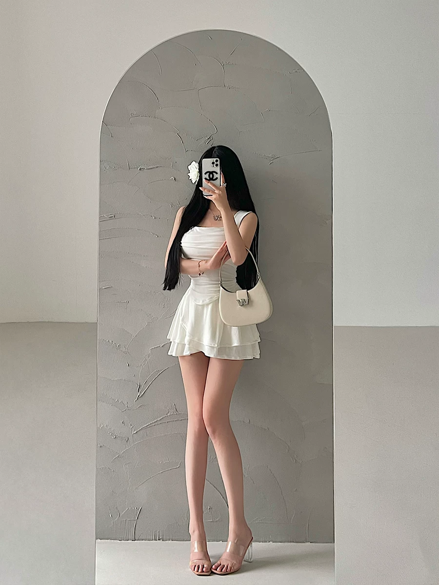 Bộ vest xếp ly YoungGirlDay mang phong cách thuần khiết gợi cảm, có đệm ngực và chân váy xếp ly bất đối xứng cạp cao.