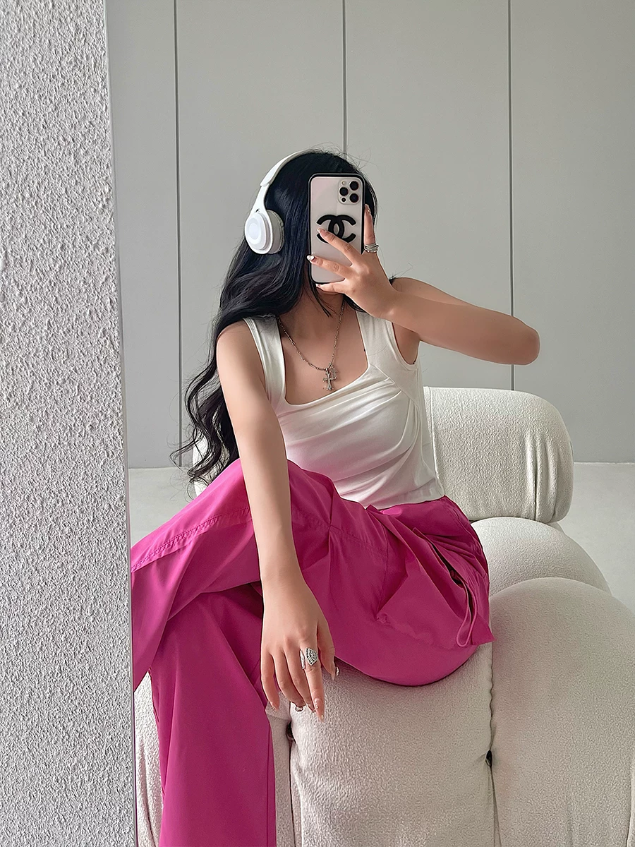 Áo crop top ôm sát cổ vuông gợi cảm, có mút ngực, không tay, kiểu dáng trẻ trung dành cho nữ.