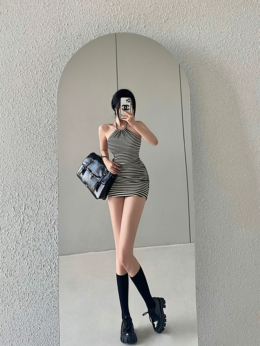 YoungGirlDay phong cách thuần khiết gợi cảm hở lưng ôm sát cơ thể có dây buộc dây cổ váy ngắn