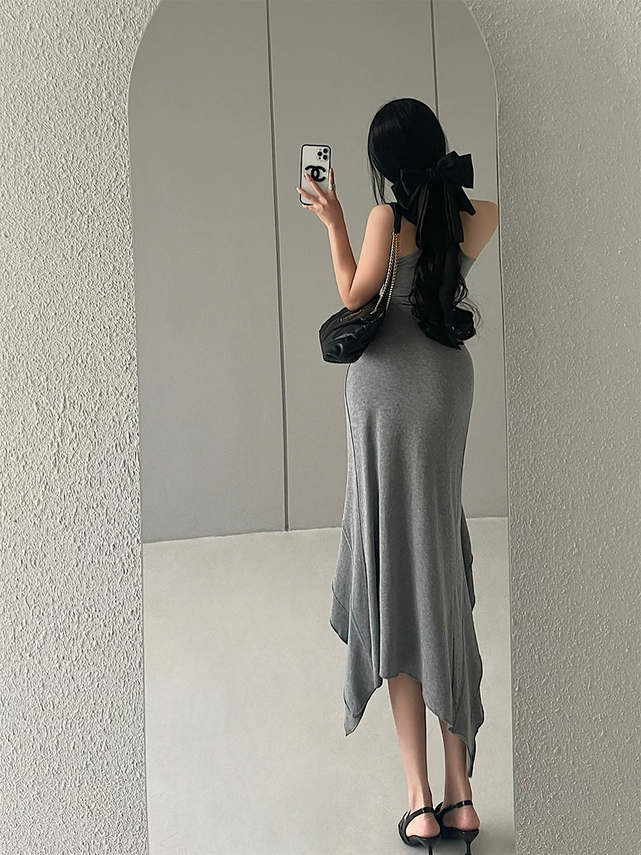 YoungGirlDay váy dài vừa phải, cổ tròn, không tay, xẻ tà cao, gợi cảm, quyến rũ, kiểu dáng ôm sát.