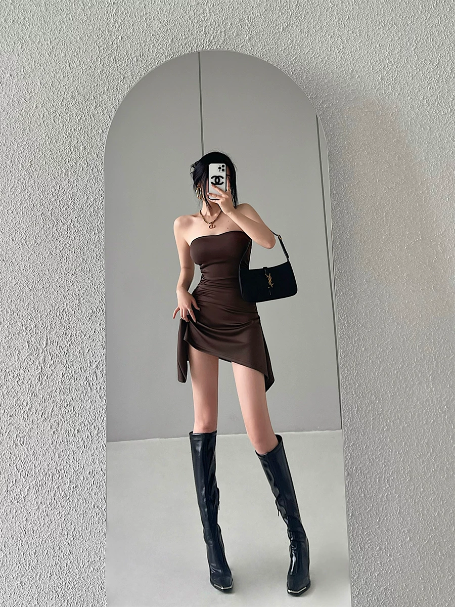 YoungGirlDay váy ống xếp ly ôm sát lưng gợi cảm, không tay, có chân váy ngắn ôm hông và miếng đệm ngực.