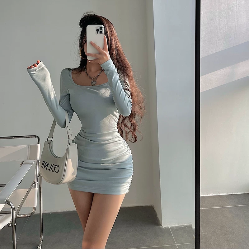 YoungGirlDay váy cổ vuông ôm sát gợi cảm, có xếp ly bên hông và tay áo dài, váy ngắn.