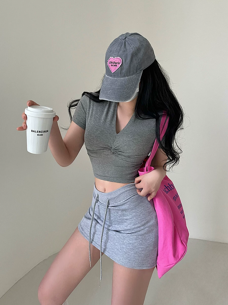 Áo thun nữ tay ngắn, kiểu crop top ôm sát, cổ chữ V, thiết kế xoắn nút, nâng ngực, gợi cảm, phong cách YoungGirlDay.