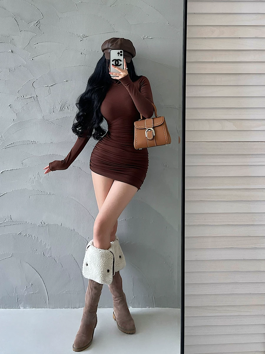 YoungGirlDay phong cách thuần khiết gợi cảm, váy ôm sát cổ cao, tay dài, có chi tiết xếp nếp, kèm chân váy ngắn ôm hông.