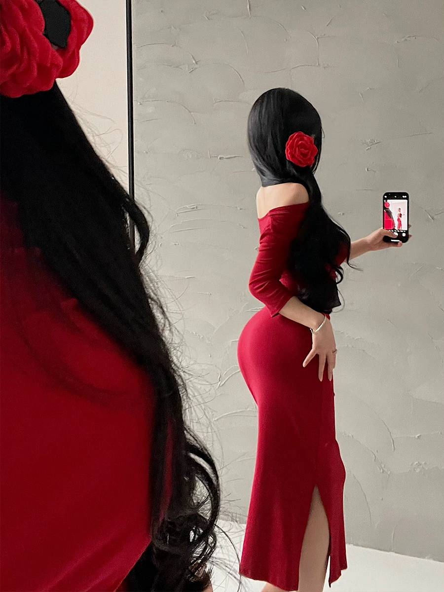 Váy ôm sát dáng dài vừa phải, cổ xòe gợi cảm, eo thon, xếp ly, xẻ tà, phong cách YoungGirlDay thuần khiết quyến rũ.