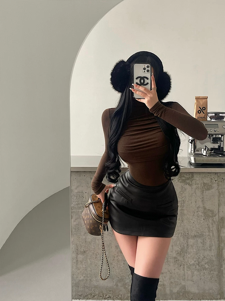 Áo thun dài tay ôm sát cổ cao cơ bản của YoungGirlDay có xếp ly ở ngực.