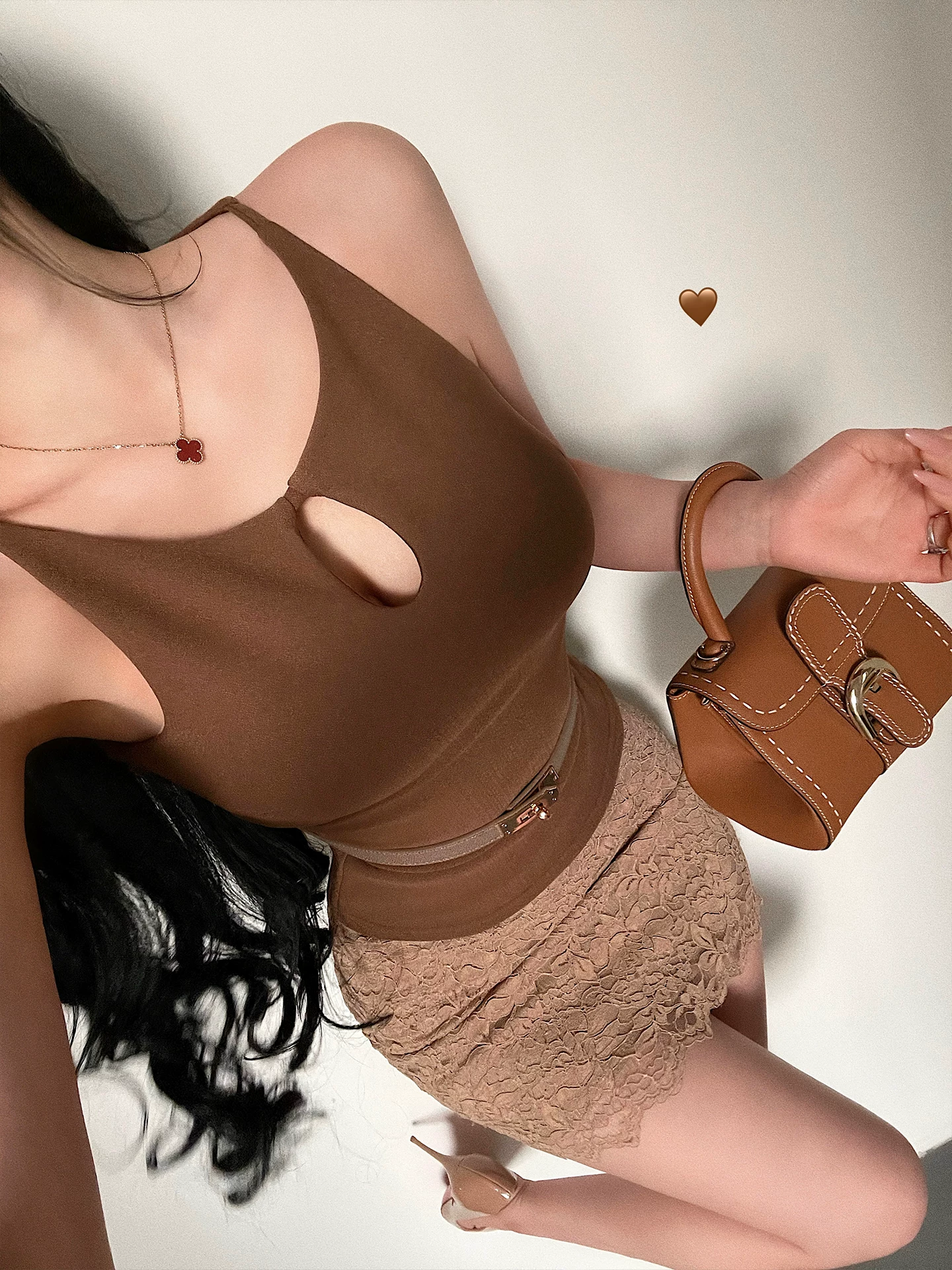 Áo camisole không tay ôm sát eo, thiết kế khoét ngực gợi cảm, phong cách YoungGirlDay, dành cho cô gái trẻ, quyến rũ, nóng bỏng.