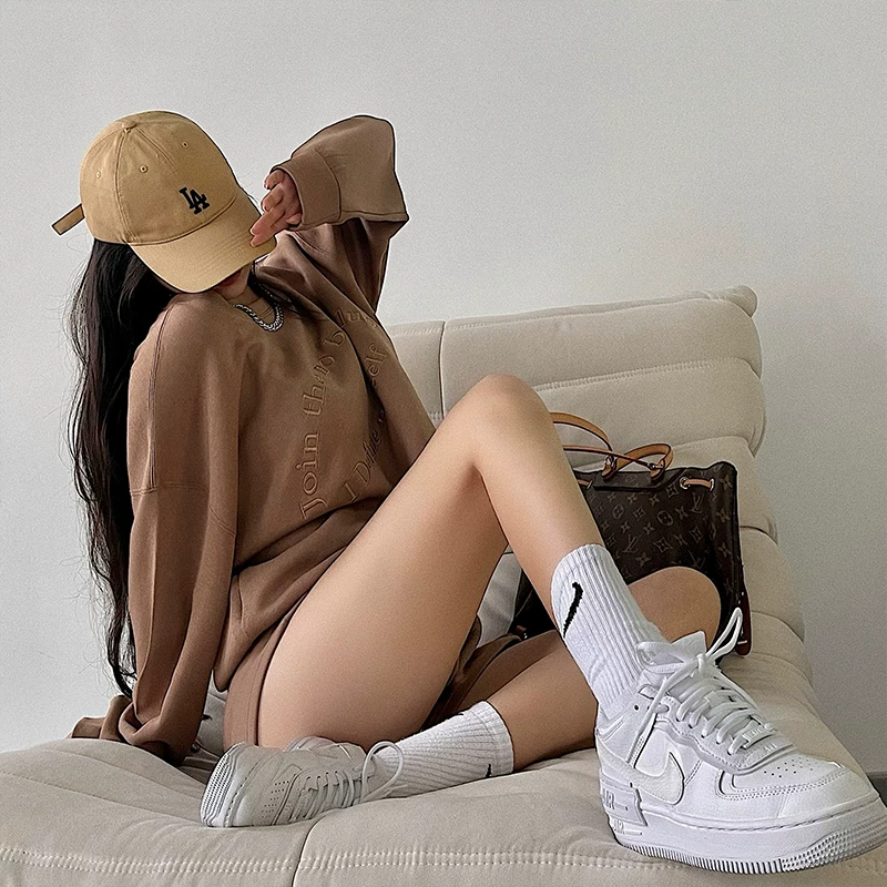 YoungGirlDay Bộ áo nỉ dài tay cổ tròn thêu chữ phong cách Mỹ, quần short thể thao ống rộng cạp cao