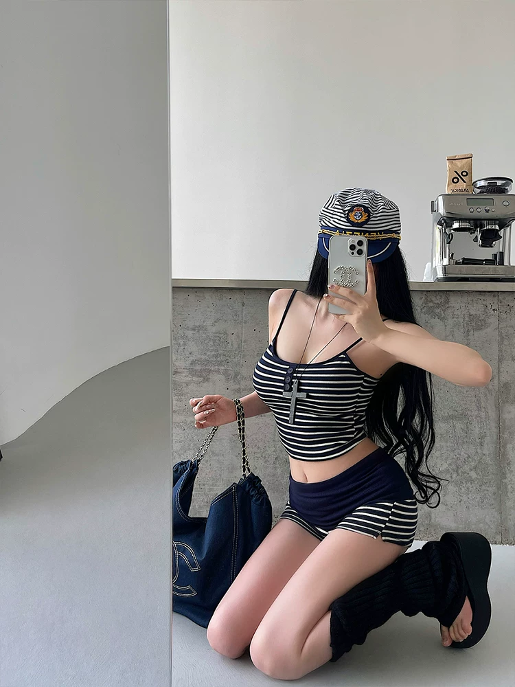 Áo crop top ngắn ôm sát gợi cảm YoungGirlDay, chất liệu ren, có mút ngực, kiểu áo hai dây sọc.