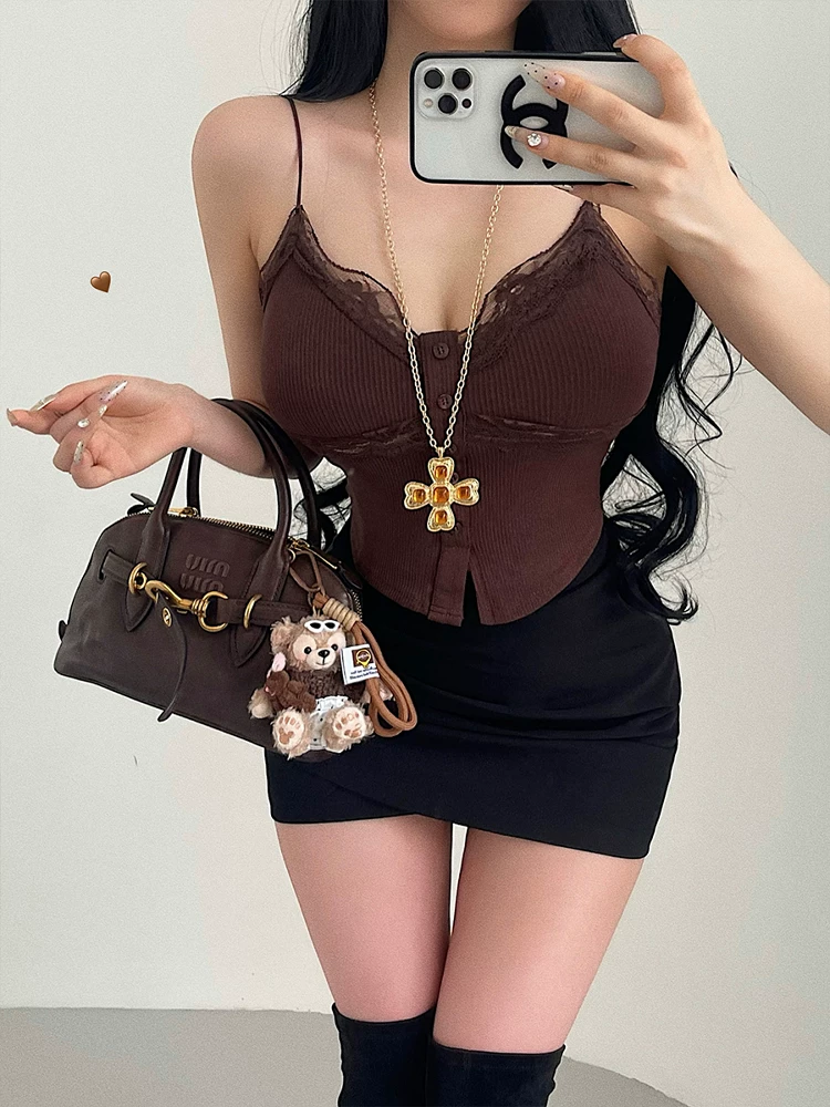 YoungGirlDay phong cách thuần khiết gợi cảm, áo crop top ngắn viền ren, ôm sát cơ thể, có đệm ngực.