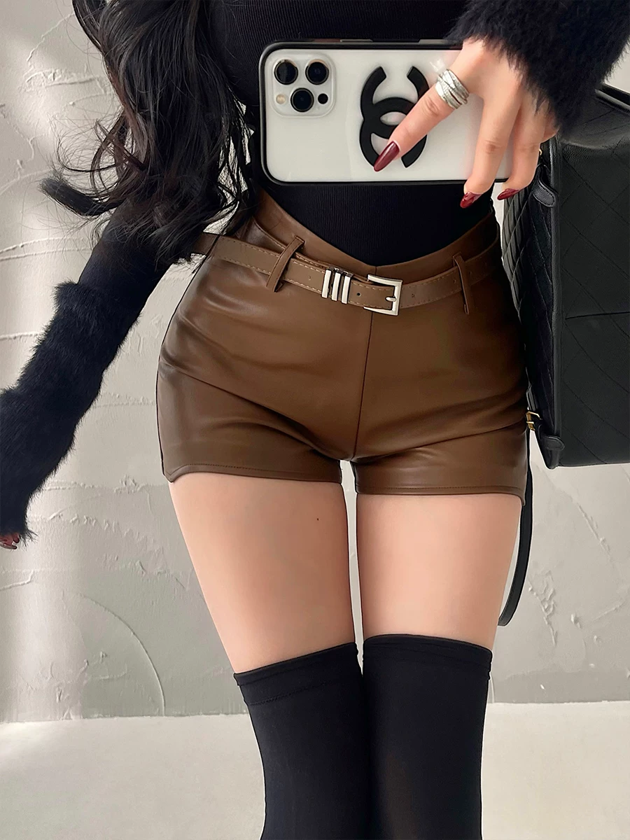 YoungGirlDay Quần short da PU ôm sát hông, cạp cao, co giãn, ôm sát hông, có thắt lưng.
