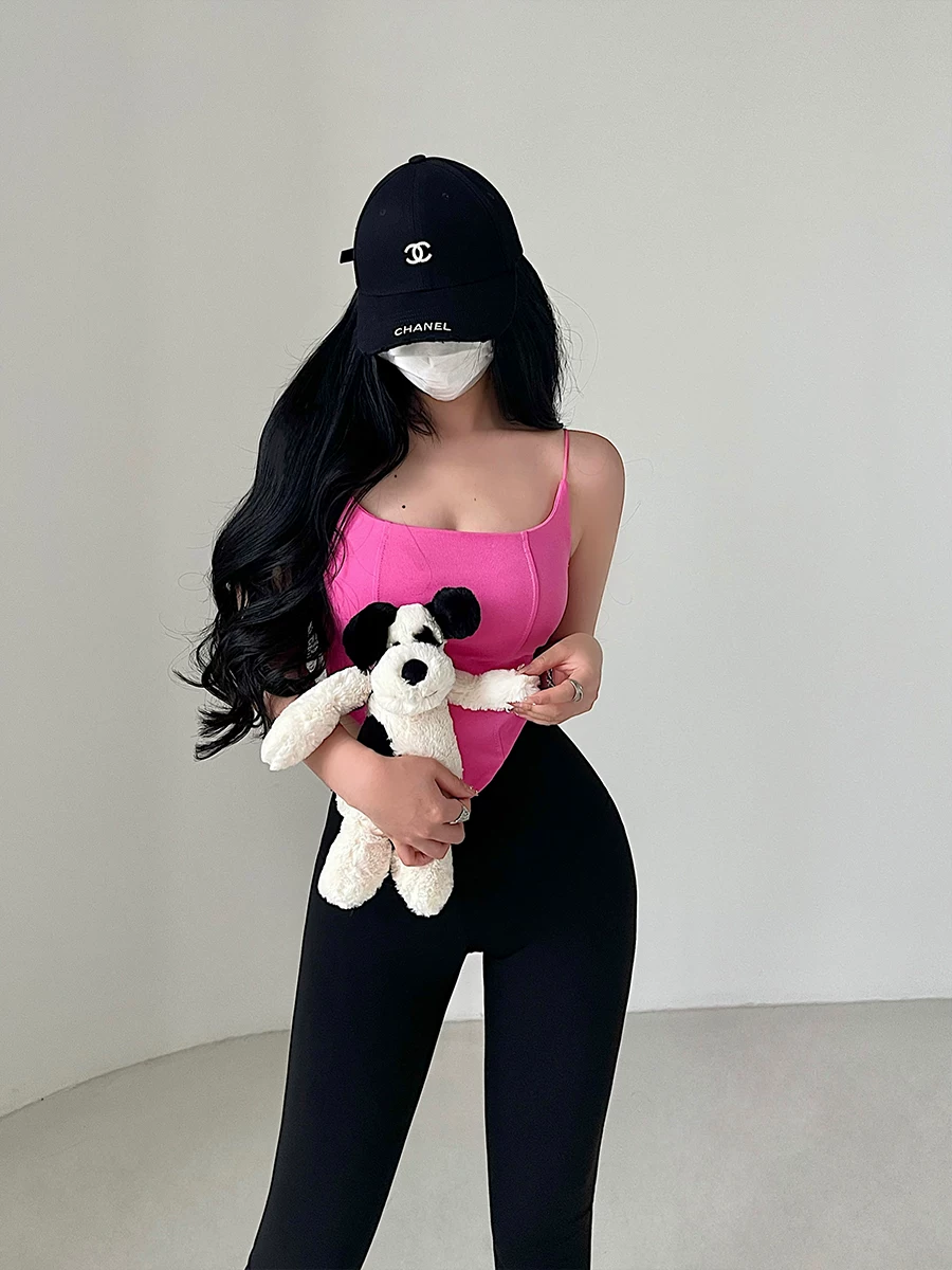 Áo hai dây ôm sát kiểu dáng gợi cảm, thiết kế xương cá, vạt cong, phong cách YoungGirlDay thuần khiết quyến rũ.