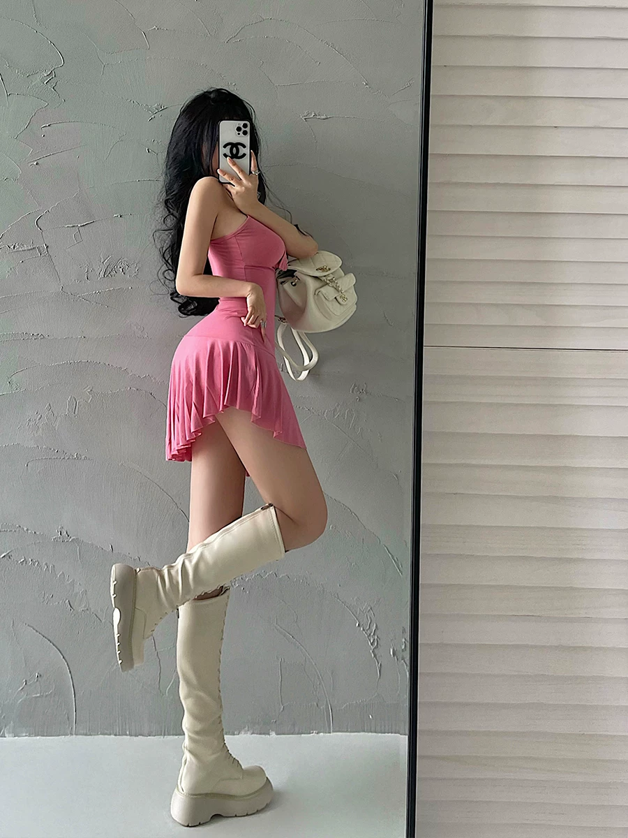 YoungGirlDay váy ôm sát cổ có dây đeo cổ gợi cảm, thiết kế ôm sát hông với chân váy ngắn không đều.
