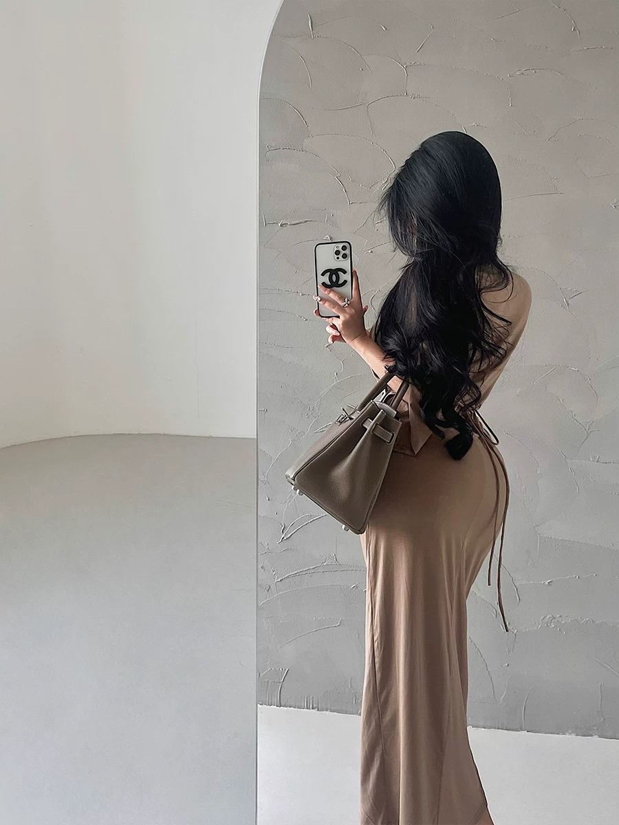 YoungGirlDay Váy dài vừa vặn, cổ chữ V sâu, thắt eo, xẻ tà phía trước, gợi cảm và thoải mái.