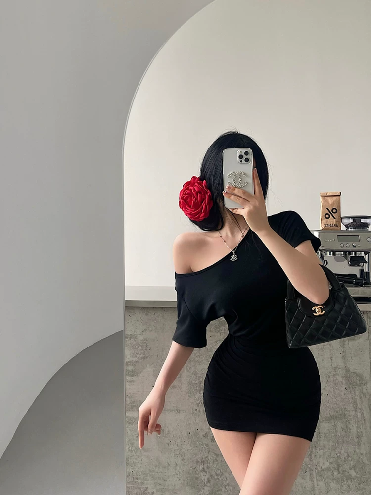 YoungGirlDay phong cách thuần khiết gợi cảm hot girl gợi cảm đường viền cổ bất đối xứng lệch vai ôm eo xếp nếp váy bodycon tay ngắn váy ngắn