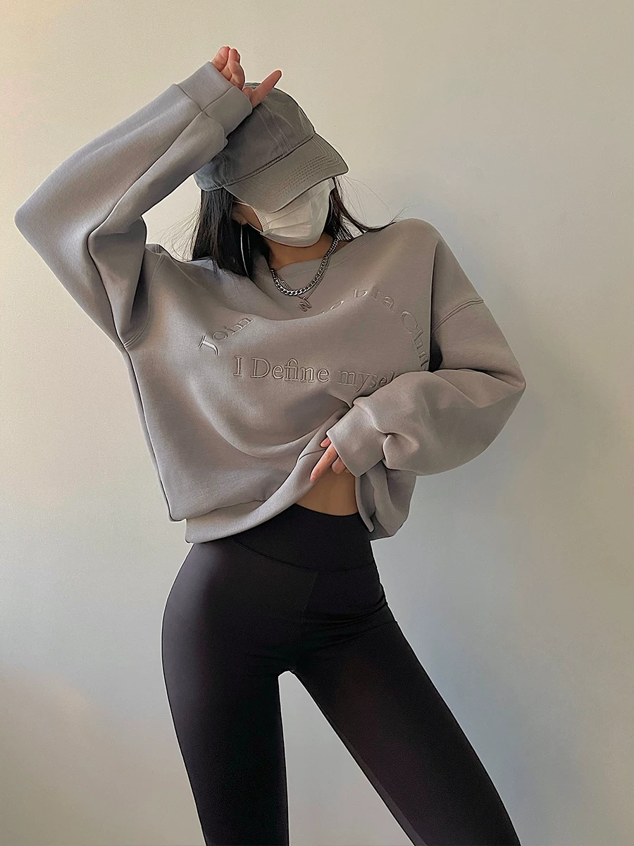 YoungGirlDay Áo thun cổ tròn dáng rộng phong cách đường phố châu Âu và Mỹ, áo thun thêu chữ dài tay, áo nỉ thường ngày