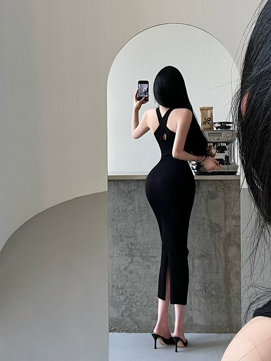Váy liền thân ôm sát gợi cảm kiểu hot girl, cổ halter khoét lỗ, tay dài, chất liệu len, chân váy dài, phong cách YoungGirlDay pure desire.