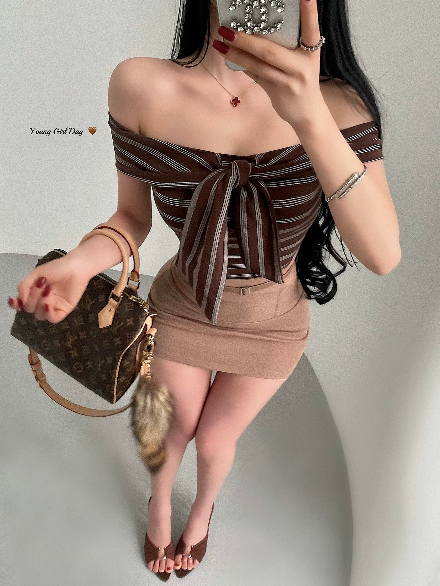 YoungGirlDay Pure Desire Áo thun không tay sọc ngang cổ chữ V gợi cảm có thể mặc nhiều kiểu dáng Slim Fit.