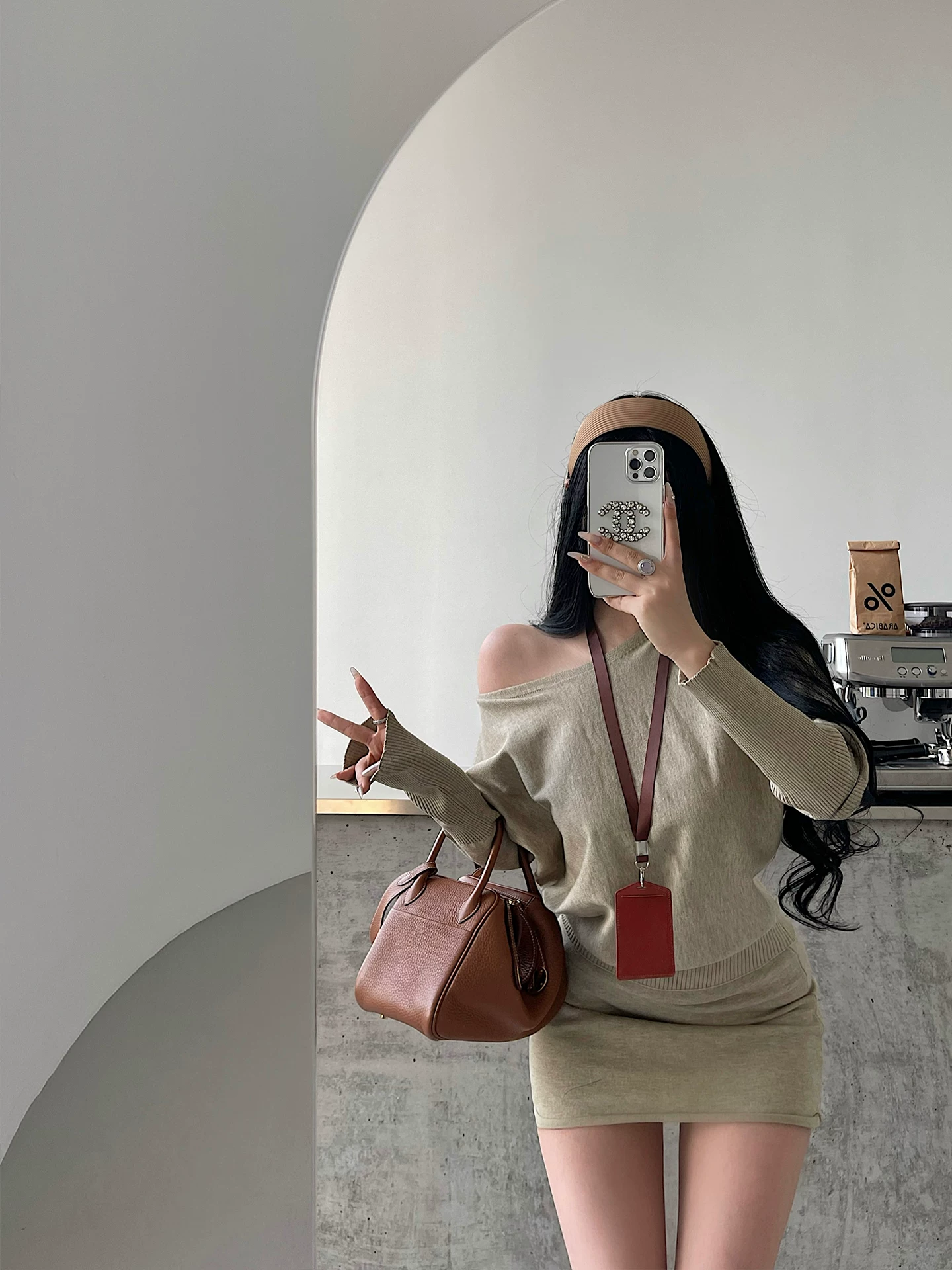 YoungGirlDay phong cách lười biếng, áo trễ vai dáng rộng tay dài, cạp cao ôm hông, viền cuộn, váy ngắn, bộ đồ dệt kim hợp thời trang