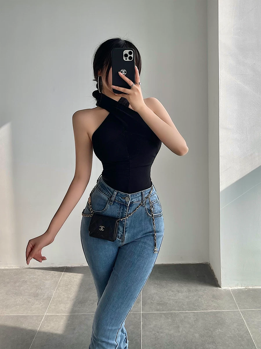Áo crop top ngắn bó sát, xếp ly, cổ halter chéo, gợi cảm, phong cách YoungGirlDay.