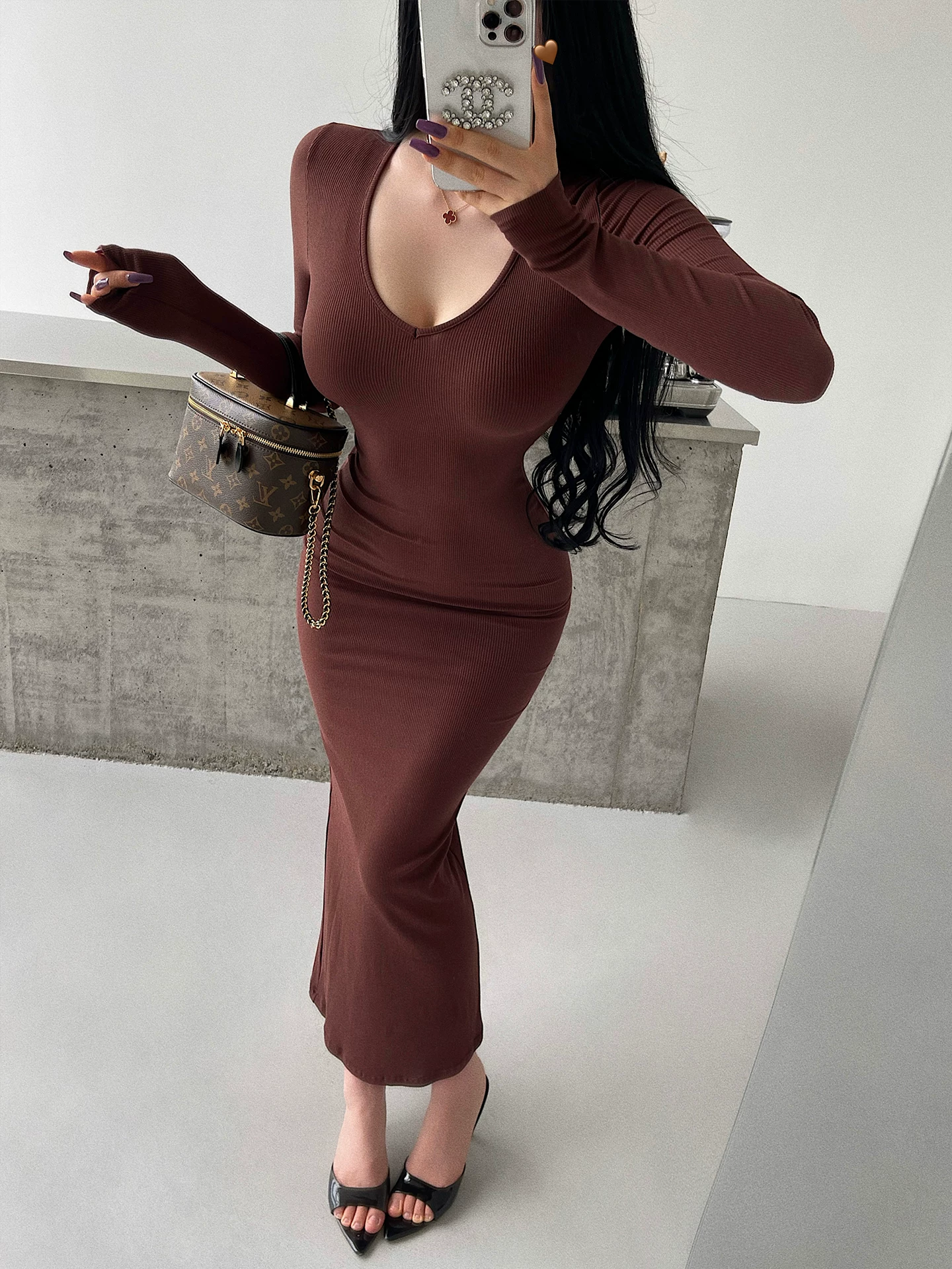 YoungGirlDay Kardashian Váy ôm sát eo dài tay, cổ chữ V gợi cảm, ôm sát eo.