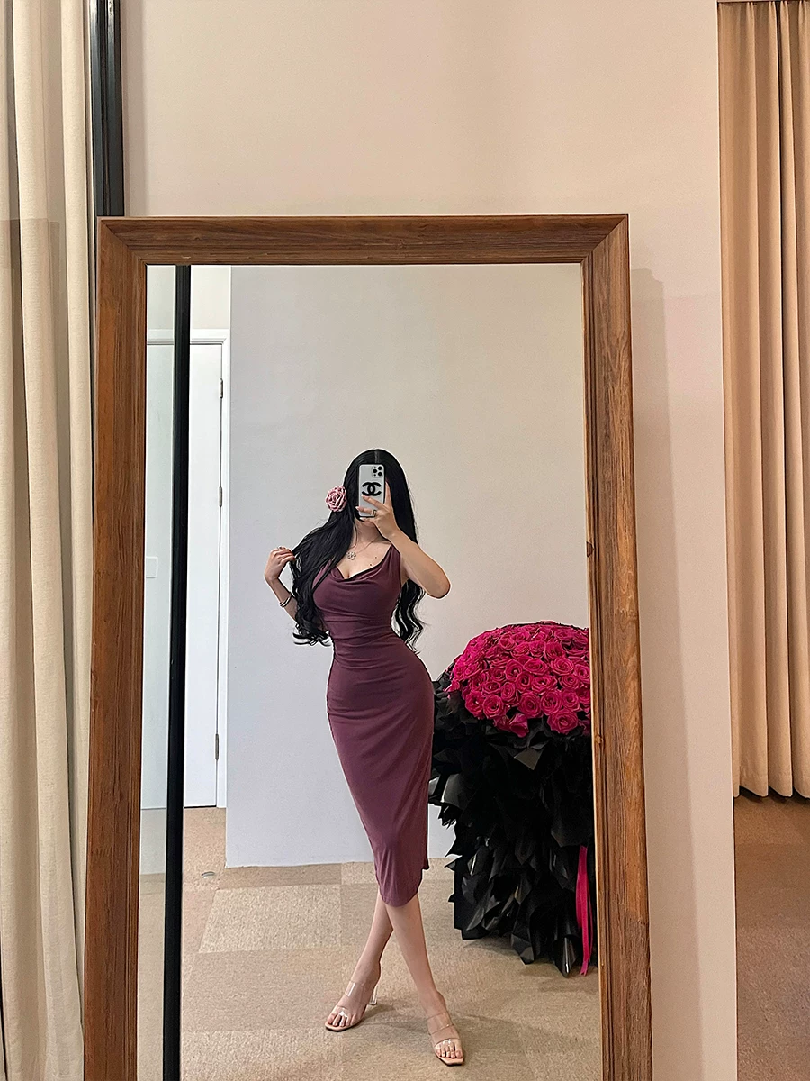 Váy liền thân ôm sát dáng dài ngang đùi, cổ xếp ly gợi cảm, eo xếp ly, xẻ tà, phong cách YoungGirlDay thuần khiết quyến rũ.
