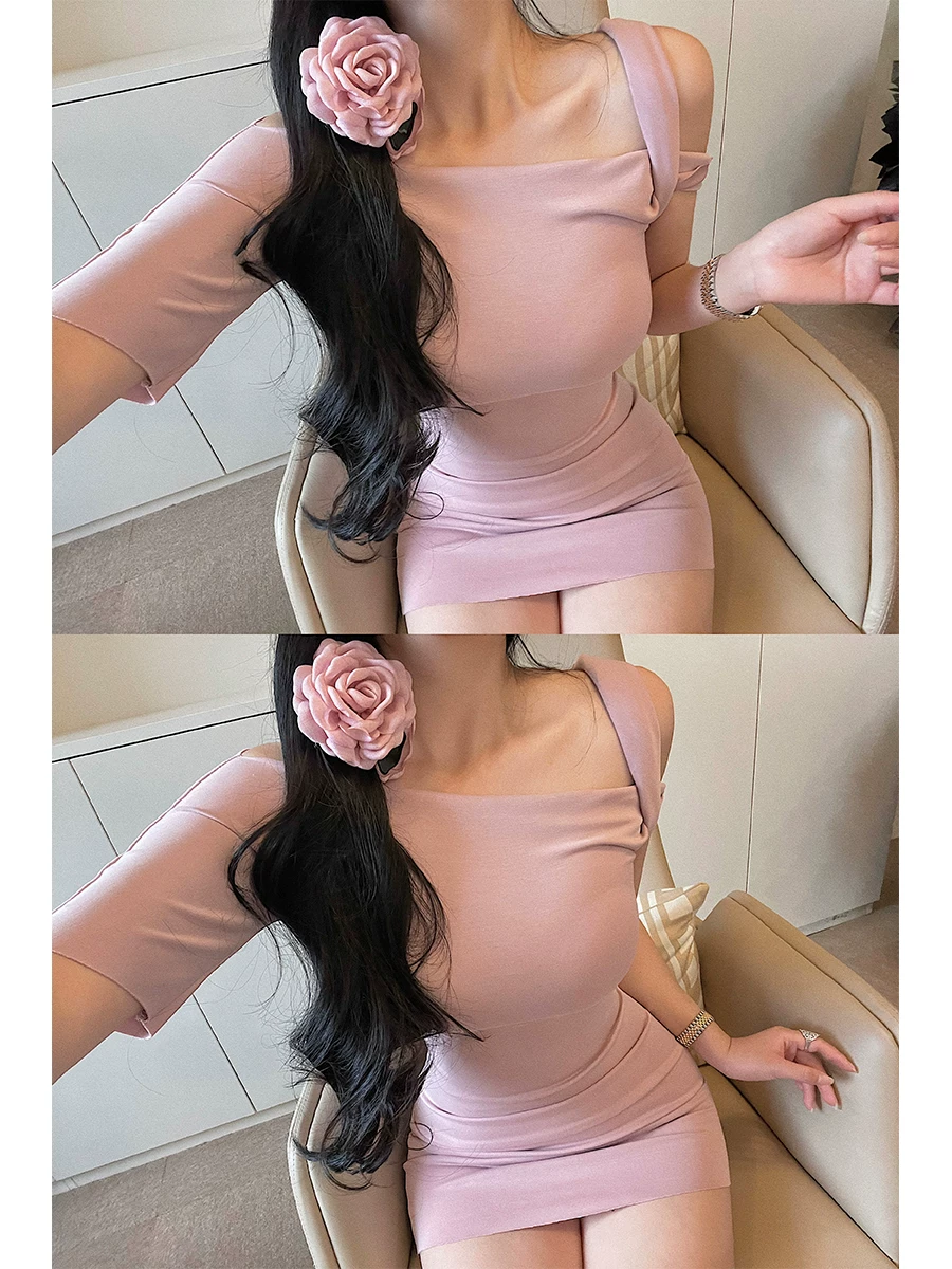 YoungGirlDay phong cách cô gái trong sáng và ngọt ngào, váy ngắn tay lệch vai, kiểu dáng ôm sát, váy ngắn ôm sát cơ thể.