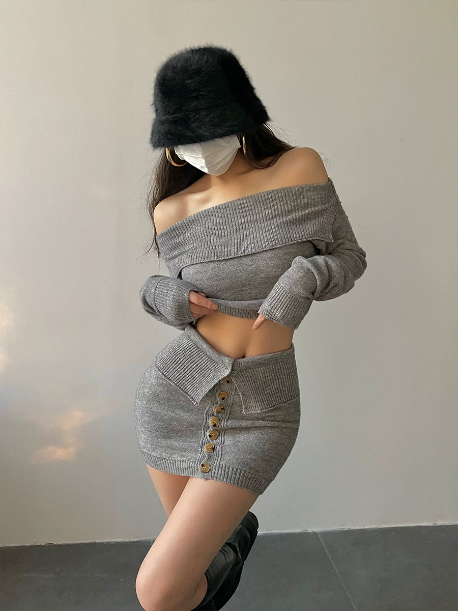 YoungGirlDay áo crop top dài tay một vai gợi cảm, váy ngắn ôm hông, bộ đồ dệt kim