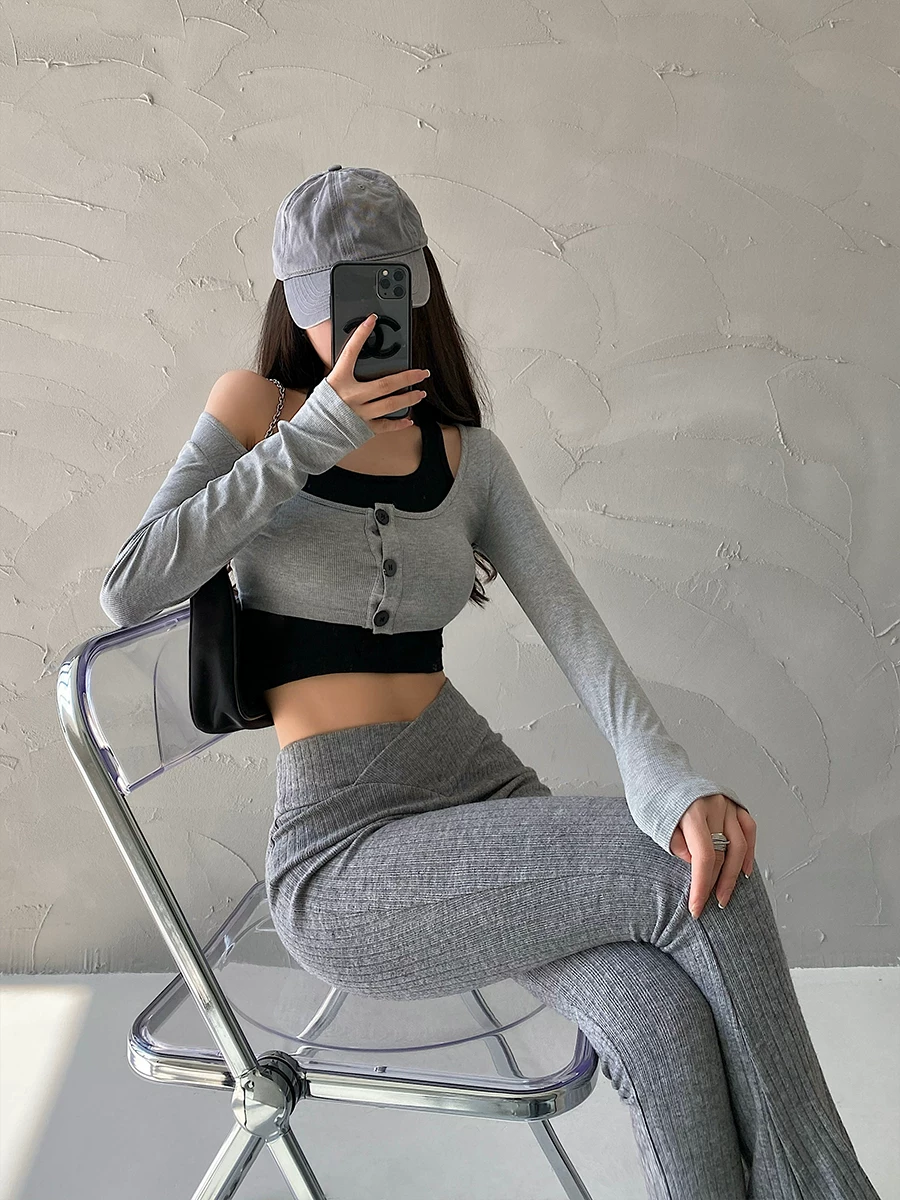 YoungGirlDay gợi cảm bó sát, áo crop top ngắn cổ yếm, áo cardigan dài tay ba nút, bộ hai món