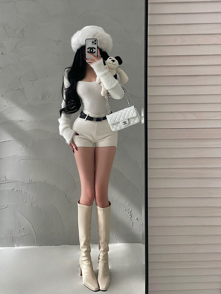 YoungGirlDay Quần short da PU ôm sát hông, cạp cao, co giãn, ôm sát hông, có thắt lưng.