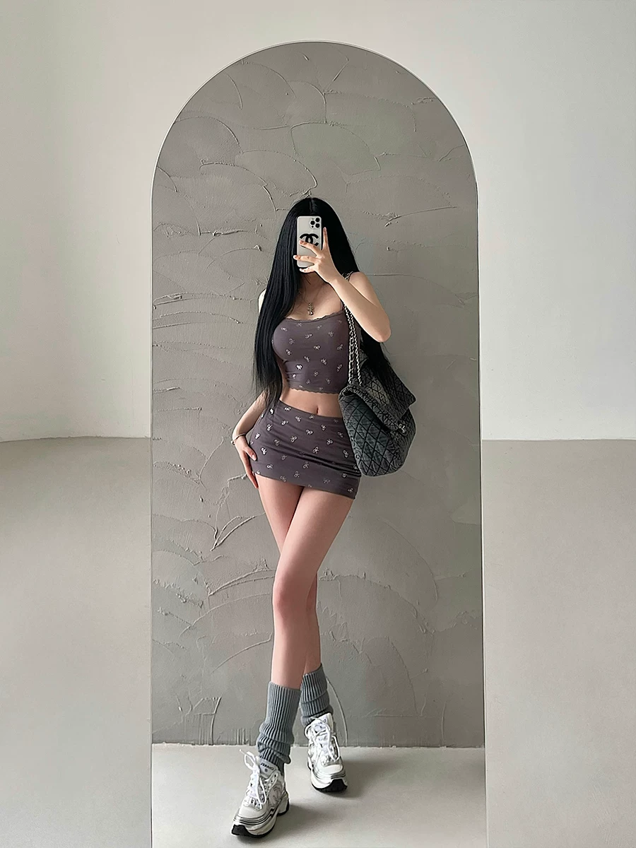 Áo hai dây viền ren gợi cảm YoungGirlDay có nơ trang trí màu bạc, bộ quần váy ôm hông cạp thấp.