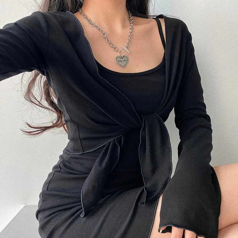 YoungGirlDay Váy ngắn ôm sát gợi cảm phong cách Âu Mỹ với dây đeo spaghetti và bộ áo khoác dài tay.