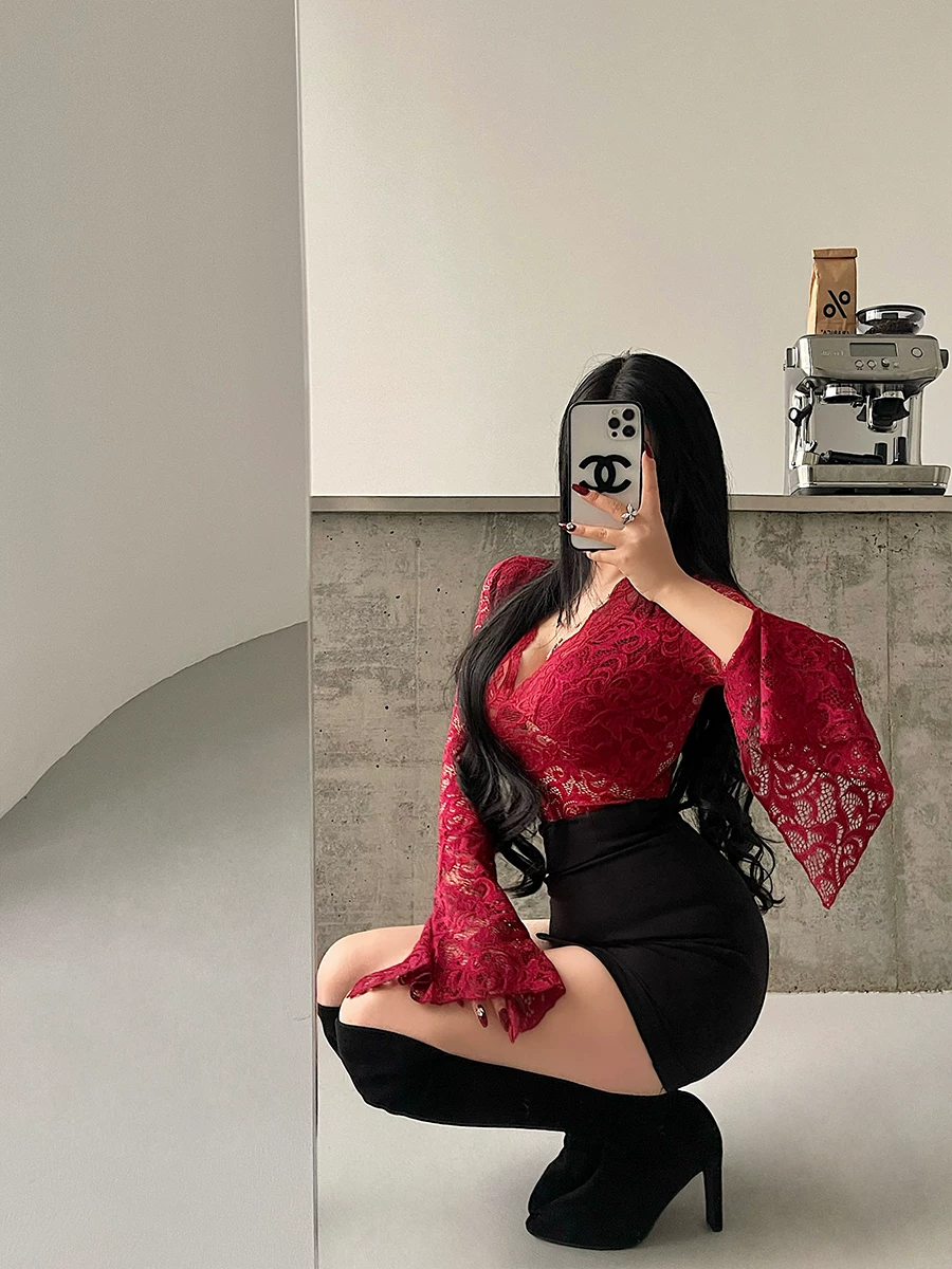 YoungGirlDay Năm mới và Giáng sinh mang phong cách khao khát thuần khiết gợi cảm, áo ren dài tay khoét sâu chữ V gợi cảm