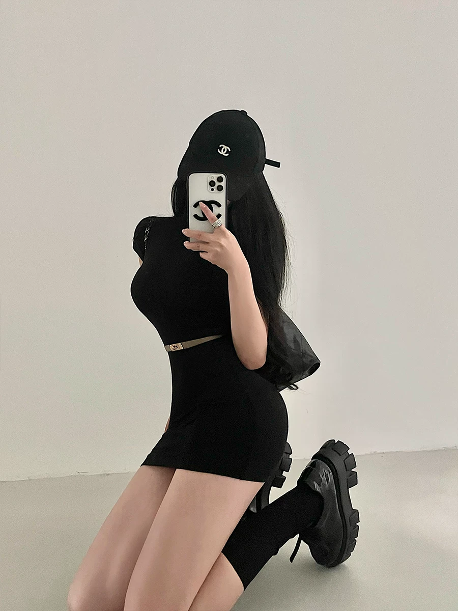 YoungGirlDay phong cách thuần khiết gợi cảm, váy ngắn tay ôm sát, cổ cao, ôm sát hông, kèm váy ngắn ôm sát và thắt lưng.