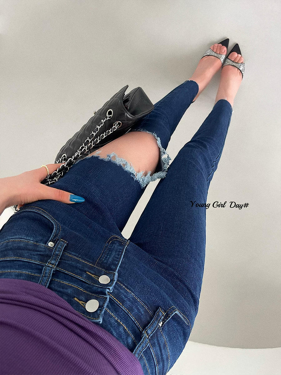 Quần jeans skinny cạp cao, rách, ôm sát, thời trang, gợi cảm dành cho các cô gái trẻ.