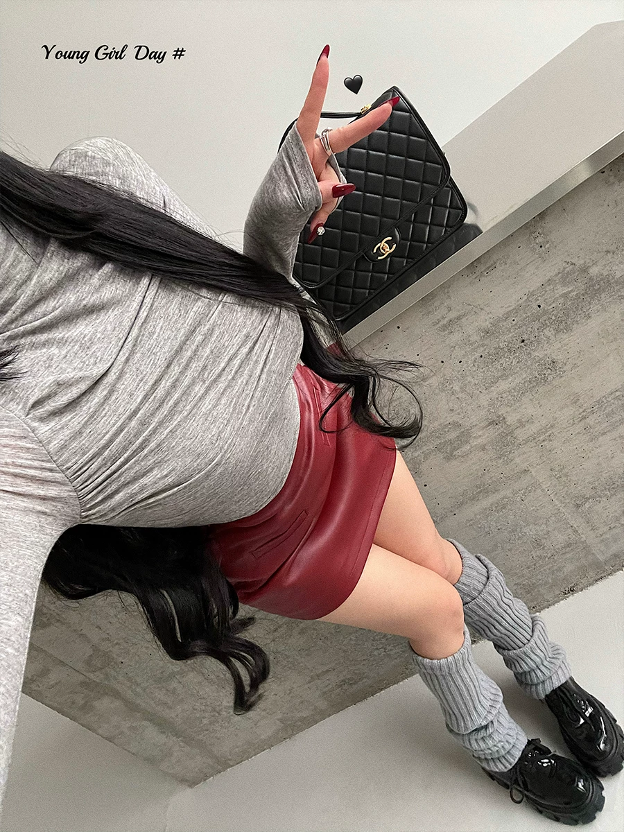 Áo thun dài tay ôm sát cổ cao cơ bản của YoungGirlDay có xếp ly ở ngực.