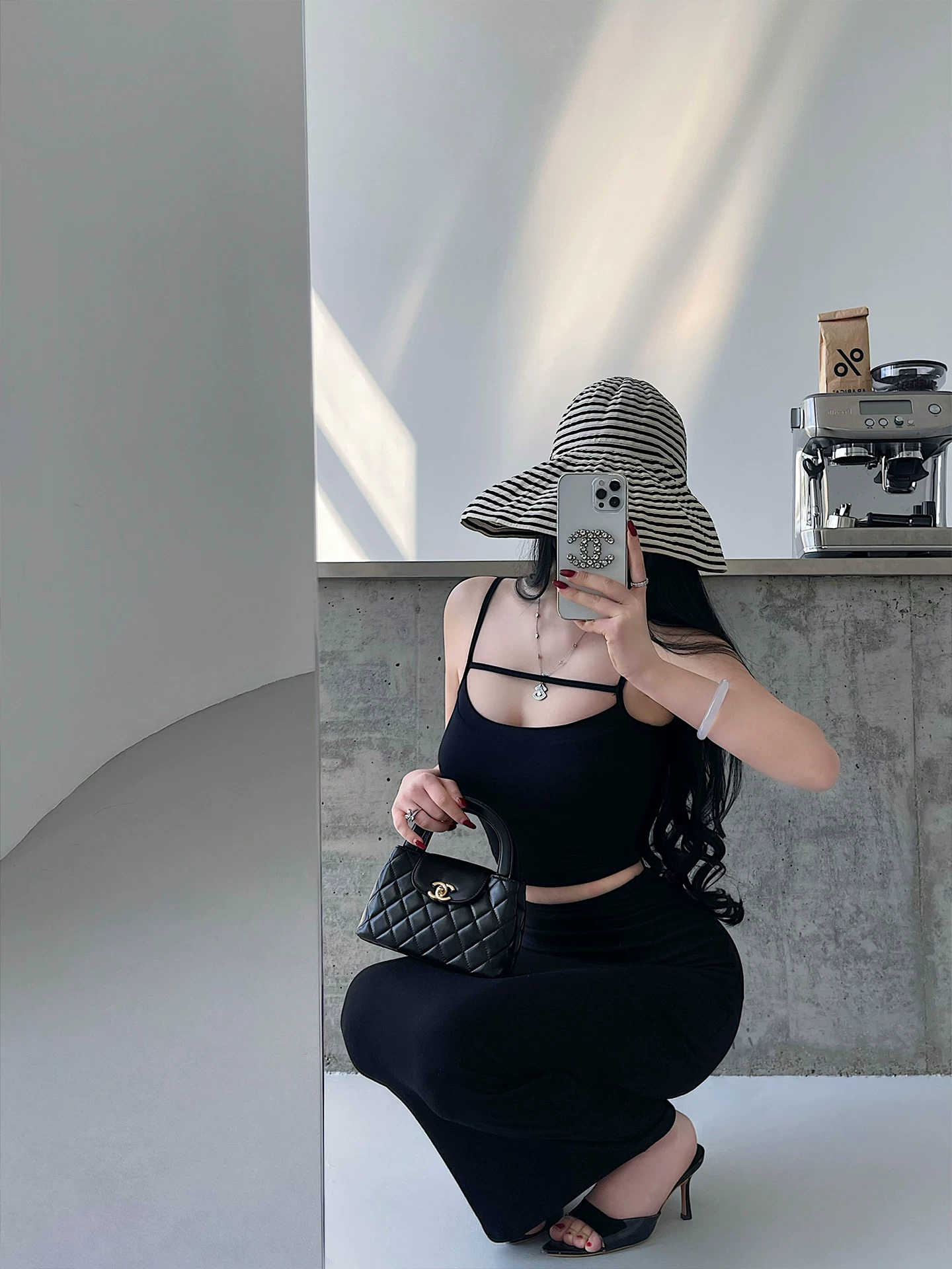 Áo camisole ôm sát gợi cảm YoungGirlDay, thiết kế khoét ngực, dây đeo ngực, có mút ngực tích hợp.