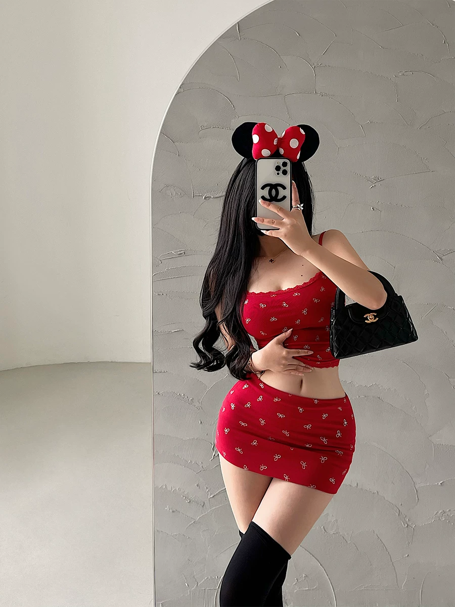 Áo hai dây viền ren gợi cảm YoungGirlDay có nơ trang trí màu bạc, bộ quần váy ôm hông cạp thấp.