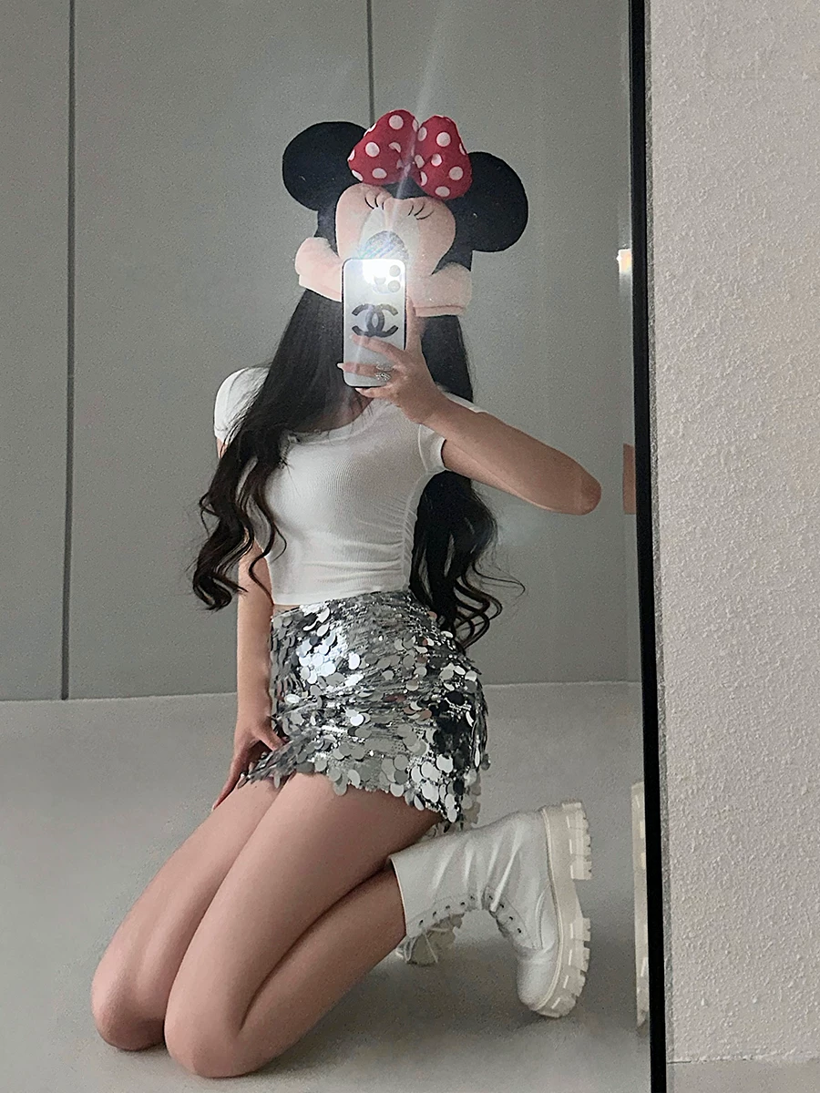 Phong cách gợi cảm và thời trang của YoungGirlDay với những hạt sequin lấp lánh, chân váy ngắn ôm sát màu bạc cạp cao.